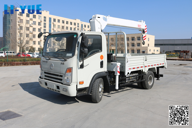 Dayun Single Axle truck with 4 tons 3 section boom lorry crane
